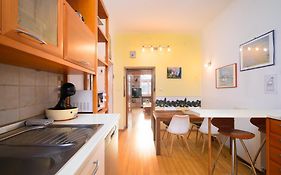 Urban View Apartment With Free Parking